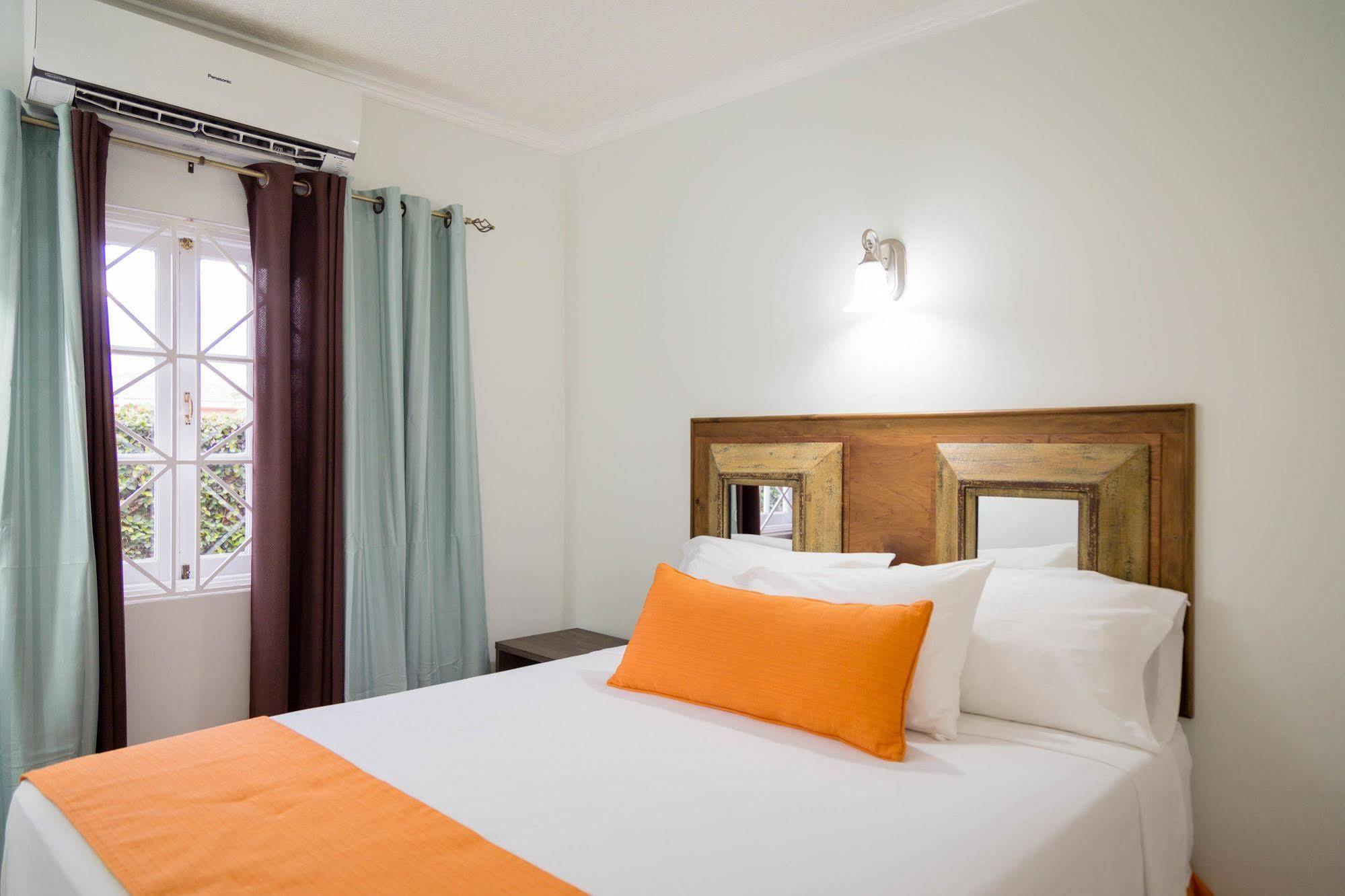 Centrally Located Guest Apartments Kingston Exterior photo